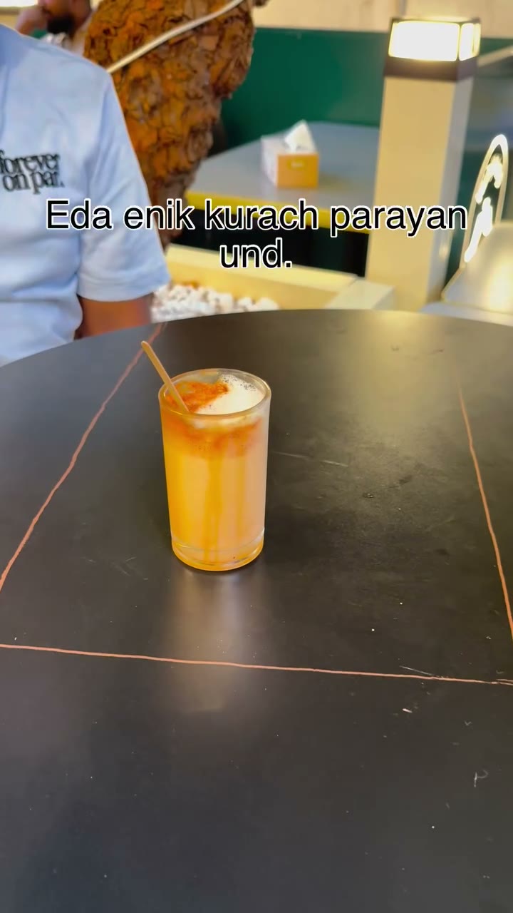 Video of a fresh juice on the café table
